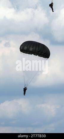 Les parachutistes sont sortis de c47 en utilisant des copies circulaires de la canopée WW2. Banque D'Images