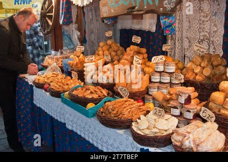 Oscypki, de fromage de brebis fumé à l'échoppe de marché de Noël foire de rue à Rynek Glowny ou Place du marché, Cracovie, Pologne Banque D'Images