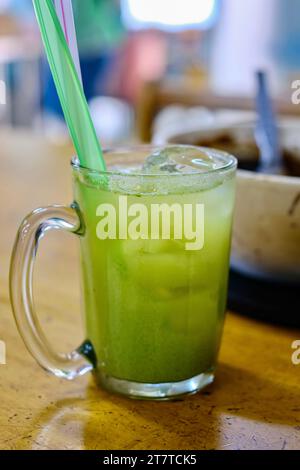 Un verre de jus d'umbra (kedondong) avec prune aigre au Heun Kee Claypot Rice, un restaurant chinois à Pudu - Kuala Lumpur, Malaisie Banque D'Images