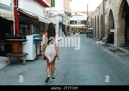 Une jeune femme explore les rues de Chypre pendant les vacances d’été Banque D'Images