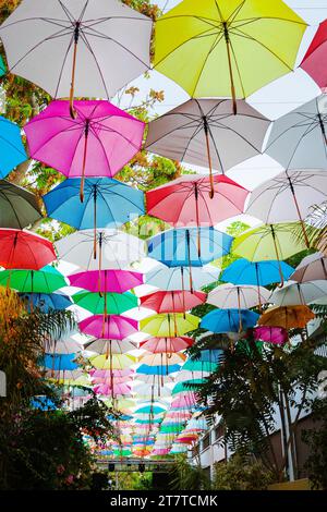 Plafond fait de parasols sur une journée nuageuse dehors Banque D'Images