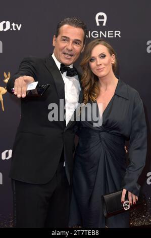 Erol Sander mit Freundin Freundin Rebecca Oehlmann BEI der 75. Bambi-Verleihung 2023 in der Bavaria Filmstadt. München, 16.11.2023 *** Erol Sander avec sa petite amie Rebecca Oehlmann aux Bambi Awards 75 2023 à la Bavaria Filmstadt Munich, 16 11 2023 Foto:XF.xKernx/xFuturexImagex bambi 3352 crédit : Imago/Alamy Live News Banque D'Images