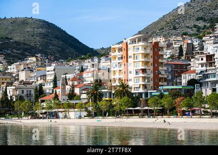 Beau paysage de Saranda. Albanie. Panorama de la ville. Promenade. City Port. Plage de la ville. La mer Ionienne. Riviera albanaise. Concept de voyage b Banque D'Images