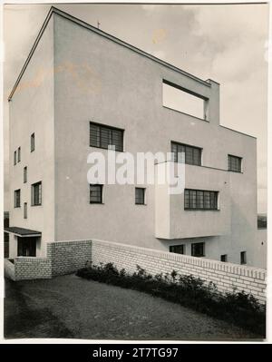 Martin Gerlach jun. Villa Dr. Ing. Frantisek et Milada Müller, Prague-Stresovice, nad Hradnim Vodenjemem 14, République tchèque, vue inclinée avec un côté entrée. Silbergeltine 1928, 1928 Banque D'Images