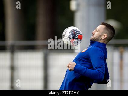 ZEIST - Stefan de Vrij lors d'une séance d'entraînement de l'équipe nationale néerlandaise au campus KNVB le 17 novembre 2023 à Zeist, aux pays-Bas. L'équipe nationale néerlandaise se prépare pour le match de qualification du Championnat d'Europe contre l'Irlande. ANP KOEN VAN WEEL Banque D'Images