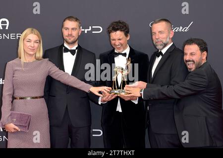 Florian David Fitz und die Filmcrew von Oskars Kleid BEI der 75. Bambi-Verleihung 2023 in der Bavaria Filmstadt. München, 16.11.2023 *** Florian David Fitz et l'équipe de tournage des Oscars s'habillent aux Bambi Awards 75 2023 au Bavaria Filmstadt Munich, 16 11 2023 Foto:XF.xKernx/xFuturexImagex bambi 3505 Credit : Imago/Alamy Live News Banque D'Images