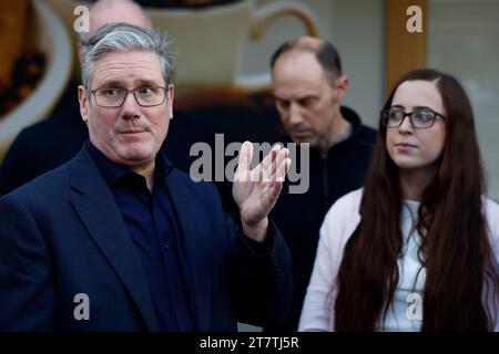 Sir Keir Starmer, leader travailliste, lors d'une visite au terminal de gaz de St Fergus, une installation d'énergie propre dans l'Aberdeenshire. Date de la photo : Vendredi 17 novembre 2023. Banque D'Images