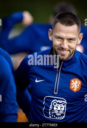 ZEIST - Stefan de Vrij lors d'une séance d'entraînement de l'équipe nationale néerlandaise au campus KNVB le 17 novembre 2023 à Zeist, aux pays-Bas. L'équipe nationale néerlandaise se prépare pour le match de qualification du Championnat d'Europe contre l'Irlande. ANP KOEN VAN WEEL Banque D'Images