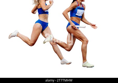 course à pied de l'équipe féminine d'athlétisme course de relais 4 × 100 mètres en athlétisme d'été, isolé sur fond blanc Banque D'Images