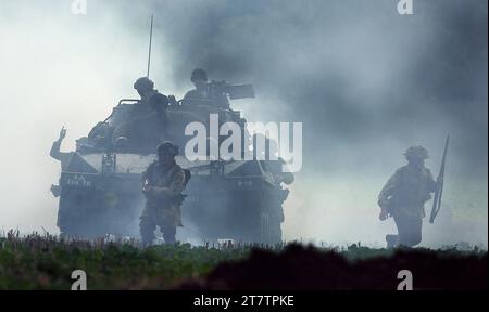 Victory Show. leicester, Royaume-Uni, 2023. Scène de bataille avec des soldats et un chasseur de chars M18. Banque D'Images