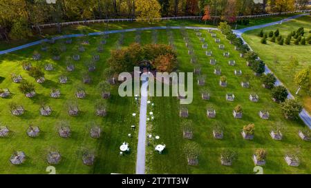 Elizabethtown, Pennsylvanie, 22 octobre 2023 - vue aérienne d'un belvédère de fer au centre d'un verger un jour d'automne Banque D'Images