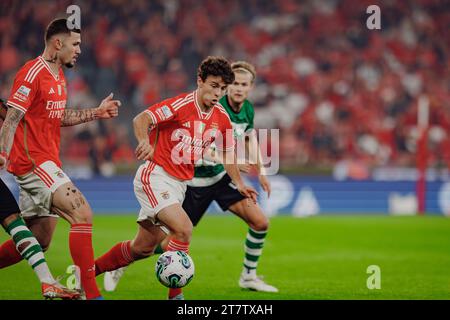 Joao Neves lors du match de Liga Portugal 23/24 entre SL Benfica et Sporting CP à l'Estadio Da Luz, Lisbonne, Portugal. (Maciej Rogowski) Banque D'Images