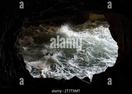 Battement de surf de la mer Méditerranée aux grottes de Rosh Hanikra dans le nord d'Israël. Banque D'Images