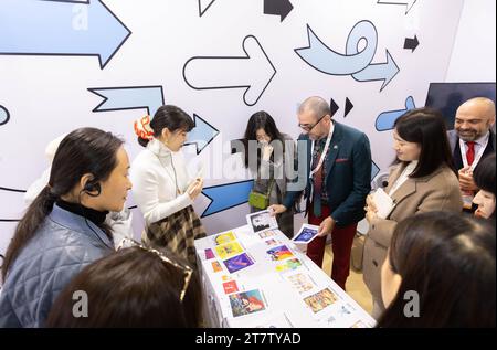 Shanghai. 17 novembre 2023. Les visiteurs sont vus lors de la 10e Foire internationale du livre pour enfants de Chine Shanghai à Shanghai, dans l'est de la Chine, le 17 novembre 2023. La 10e Foire internationale du livre pour enfants de China Shanghai a débuté vendredi. Plus de 30 000 types de livres pour enfants ont été apportés à l'événement par 478 exposants de 25 pays et régions. Crédit : Wang Xiang/Xinhua/Alamy Live News Banque D'Images