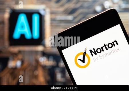 Chine. 03 novembre 2023. Sur cette photo, le logiciel de cybersécurité et anti-virus malveillant développé par Symantec Corporation, Norton anti-virus, logo visible sur un smartphone avec une puce d’intelligence artificielle (IA) et un symbole en arrière-plan. Crédit : SOPA Images Limited/Alamy Live News Banque D'Images