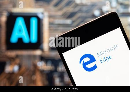 Chine. 03 novembre 2023. Dans cette illustration photo, le navigateur web américain développé par Microsoft, Microsoft Edge, logo vu affiché sur un smartphone avec une puce d'intelligence artificielle (IA) et symbole en arrière-plan. (Photo de Budrul Chukrut/SOPA Images/Sipa USA) *** strictement à des fins éditoriales *** crédit : SIPA USA/Alamy Live News Banque D'Images