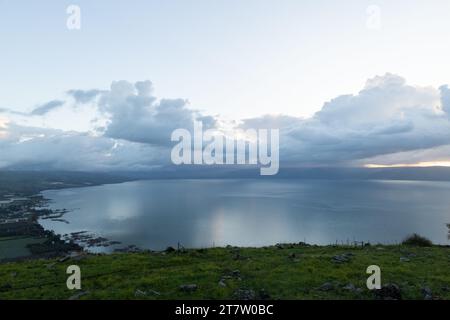 Vue matinale de la mer de Galilée au lever du soleil depuis un sommet de montagne adjacent dans le nord d'Israël. Banque D'Images