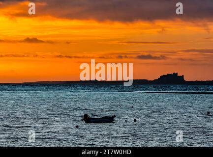 Une vue matinale du château de Bamburgh depuis Holy Island. Banque D'Images