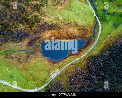 Heartful nature : vue aérienne du lac en forme de cœur de Norvège Banque D'Images