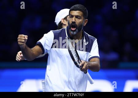 Turin, Italie. 17 novembre 2023. Rohan Bopanna d’Inde célèbre à la fin du match de double Round Robin entre Wesley Koolhof de Hollande et Neal Skupski de Grande-Bretagne contre Rohan Bopanna d’Inde et Matthew Ebden d’Australie lors de la sixième journée des finales du Nitto ATP World Tour. Crédit : Marco Canoniero/Alamy Live News Banque D'Images