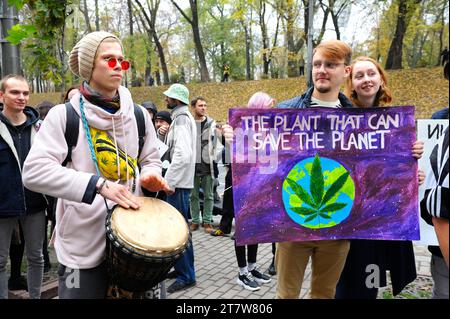 Groupe de jeunes militants debout près du Cabinet du Ministère tenant une feuille large exigeant la légalisation de la marijuana médicale. Marche du cannabis. Octo Banque D'Images