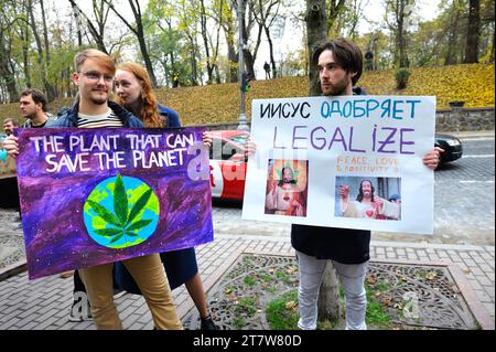 Groupe de jeunes militants debout près du Cabinet du Ministère tenant une feuille large exigeant la légalisation de la marijuana médicale. Marche du cannabis. Octo Banque D'Images