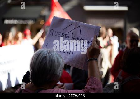 Palerme, Sicile, Italie. 17 novembre 2023. Palerme a rejoint la grève générale en Italie avec une manifestation qui a couvert les rues du centre-ville jusqu'au siège de l'ARS. Le mouvement du syndicat FLC Cgil était ''des salaires plus élevés, des investissements et une école unique et unie''. Les secteurs des services publics, les collectivités locales, les transports mais aussi le monde des écoles, des universités, de la recherche et de la formation professionnelle sont en grève. (Image de crédit : © Victoria Herranz/ZUMA Press Wire) USAGE ÉDITORIAL SEULEMENT! Non destiné à UN USAGE commercial ! Banque D'Images