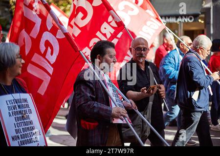 Palerme, Sicile, Italie. 17 novembre 2023. Palerme a rejoint la grève générale en Italie avec une manifestation qui a couvert les rues du centre-ville jusqu'au siège de l'ARS. Le mouvement du syndicat FLC Cgil était ''des salaires plus élevés, des investissements et une école unique et unie''. Les secteurs des services publics, les collectivités locales, les transports mais aussi le monde des écoles, des universités, de la recherche et de la formation professionnelle sont en grève. (Image de crédit : © Victoria Herranz/ZUMA Press Wire) USAGE ÉDITORIAL SEULEMENT! Non destiné à UN USAGE commercial ! Banque D'Images