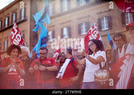 Palerme, Sicile, Italie. 17 novembre 2023. Palerme a rejoint la grève générale en Italie avec une manifestation qui a couvert les rues du centre-ville jusqu'au siège de l'ARS. Le mouvement du syndicat FLC Cgil était ''des salaires plus élevés, des investissements et une école unique et unie''. Les secteurs des services publics, les collectivités locales, les transports mais aussi le monde des écoles, des universités, de la recherche et de la formation professionnelle sont en grève. (Image de crédit : © Victoria Herranz/ZUMA Press Wire) USAGE ÉDITORIAL SEULEMENT! Non destiné à UN USAGE commercial ! Banque D'Images