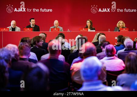 AMSTERDAM - Maurits Hendriks, Menno Geelen, Jan van Halst, Susan Lenderink et Annete Mosman lors de l'assemblée générale des actionnaires d'Ajax. ANP RAMON VAN FLYMEN Banque D'Images