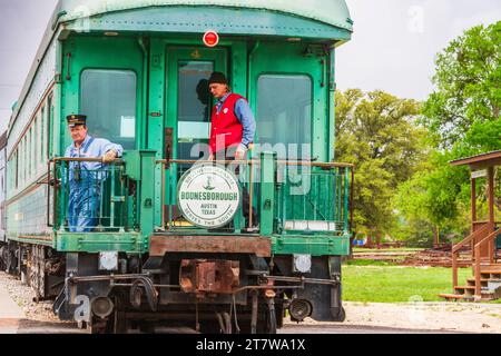 Austin Steam train Association Employés/bénévoles du chemin de fer préparant le train touristique Hill Country Flyer pour le départ. Banque D'Images