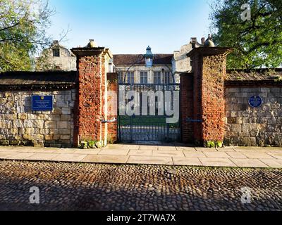 Quais de porte et porte de la Treasurers House sur Minster Yard dans la ville de York Yorkshire Angleterre Banque D'Images