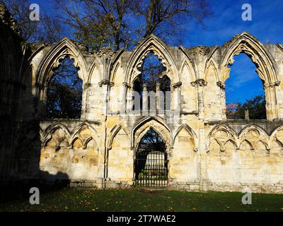 Ruines de St Marys Abbey avec tombe Ettys visible à travers une porte Museum Gardens City of York Yorkshire Angleterre Banque D'Images