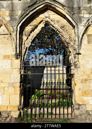 Tombe de William Ettys vue à travers une porte dans les ruines de St Marys Abbey dans Museum Gardens City of York Yorkshire Angleterre Banque D'Images