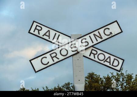 Panneau Railroad Crossing à Austin Steam train Association Cedar Park, Texas, dépôt de chemin de fer. Banque D'Images