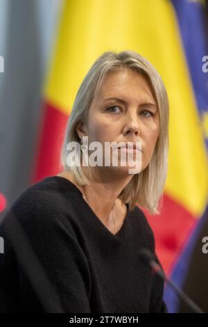 Bruxelles, Belgique. 17 novembre 2023. La ministre de la Défense Ludivine Dedonder photographiée lors d'une conférence de presse après une réunion du conseil des ministres du gouvernement fédéral, à Bruxelles, le vendredi 17 novembre 2023. BELGA PHOTO HATIM KAGHAT crédit : Belga News Agency/Alamy Live News Banque D'Images