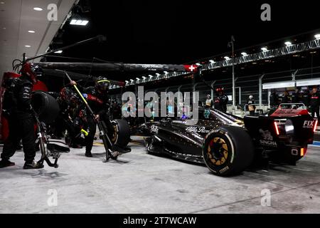 Las Vegas, États-Unis. 16 novembre 2023. Valtteri Bottas (fin) Alfa Romeo F1 Team C43 s'entraîne au stand. 16.11.2023. Formula 1 World Championship, Rd 22, Las Vegas Grand Prix, Las Vegas, Nevada, USA, Practice Day. Le crédit photo doit se lire : XPB/Press Association Images. Crédit : XPB Images Ltd/Alamy Live News Banque D'Images