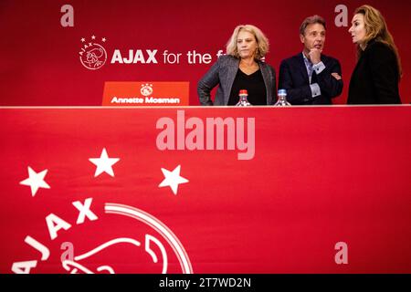 AMSTERDAM - Annete Mosman, Cees van Oevelen et Georgette Schlick lors de l'assemblée générale des actionnaires d'Ajax. ANP RAMON VAN FLYMEN Banque D'Images