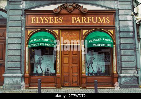 Explorez une charmante boutique de parfums du vieux monde dans la ville pittoresque de Biarritz, en France Banque D'Images