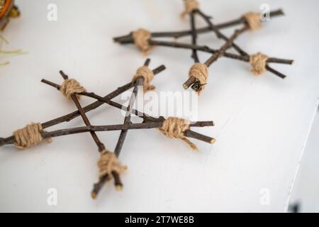 Simple Twig Star. Surmontoir pour sapin à motif étoile bricolage. Décorations de Noël faites à la main. Idée facile de décor de Noël en bois. Nordique, Boho Scandinavian style Design. Unique Banque D'Images