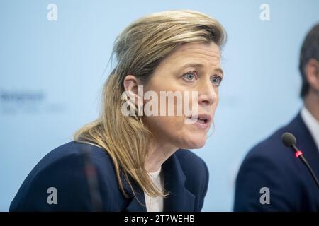 Bruxelles, Belgique. 17 novembre 2023. La ministre de l'intérieur Annelies Verlinden photographiée lors d'une conférence de presse après une réunion du conseil des ministres du gouvernement fédéral, à Bruxelles, le vendredi 17 novembre 2023. BELGA PHOTO HATIM KAGHAT crédit : Belga News Agency/Alamy Live News Banque D'Images