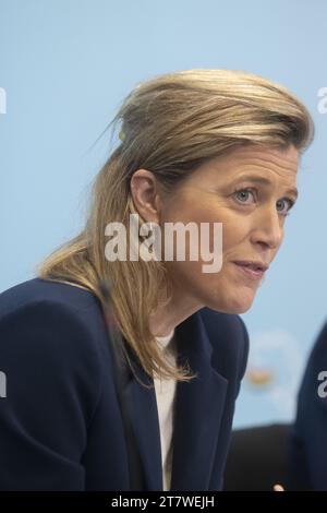 Bruxelles, Belgique. 17 novembre 2023. La ministre de l'intérieur Annelies Verlinden photographiée lors d'une conférence de presse après une réunion du conseil des ministres du gouvernement fédéral, à Bruxelles, le vendredi 17 novembre 2023. BELGA PHOTO HATIM KAGHAT crédit : Belga News Agency/Alamy Live News Banque D'Images