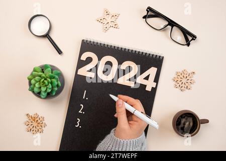 Objectifs de la nouvelle année 2024. Liste des tâches. Carnet vide au bureau avec décoration des fêtes. Vue de dessus. Création d'un plan, résolution. Nouvelle vie, Start Up, Beginning Banque D'Images