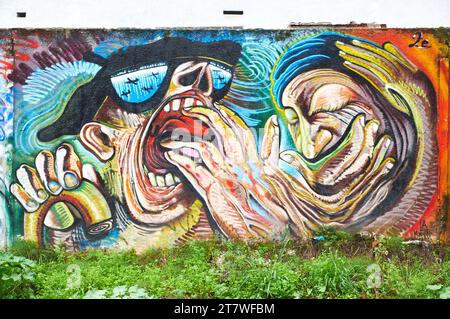 Un chef-d’œuvre graffiti éblouissant, débordant de couleurs et d’imagination, transforme le paysage urbain Banque D'Images