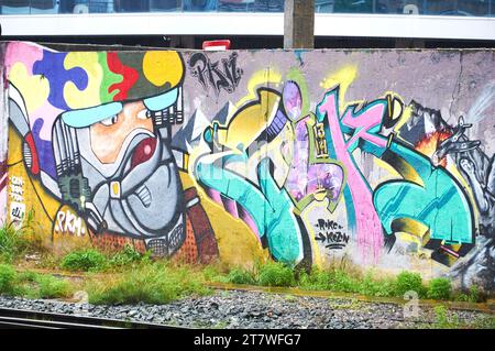 Un chef-d’œuvre graffiti éblouissant, débordant de couleurs et d’imagination, transforme le paysage urbain Banque D'Images