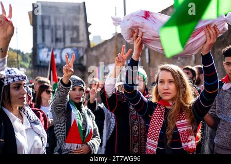 Rome, Rome, Italie. 17 novembre 2023. Protestation contre la réforme économique du gouvernement italien : de l'argent pour l'éducation, pas pour la guerre. (Image de crédit : © Marco Di Gianvito/ZUMA Press Wire) USAGE ÉDITORIAL SEULEMENT! Non destiné à UN USAGE commercial ! Banque D'Images