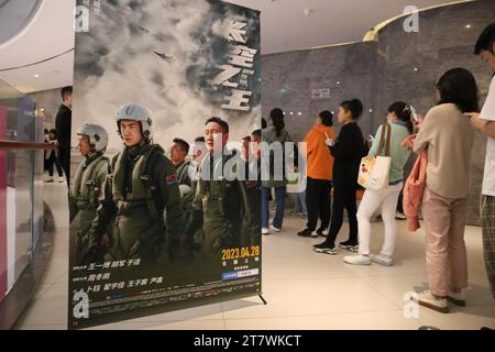 SHANGHAI, CHINE - 28 AVRIL 2023 - les fans se rendent dans un cinéma à Shanghai, Chine, le 28 avril 2023. En novembre 14, le box-office total de chinois f Banque D'Images
