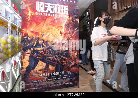 SHANGHAI, CHINE - 30 AVRIL 2023 - les fans se rendent dans un cinéma à Shanghai, Chine, le 30 avril 2023. En novembre 14, le box-office total de chinois f Banque D'Images