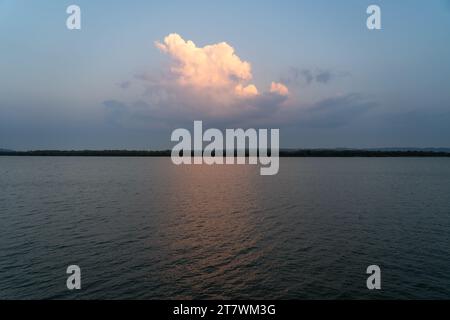 Belle vue sur la rivière Xingu dans la forêt amazonienne le jour ensoleillé d'été au crépuscule. État para, Brésil. Concept de nature, écologie, changement climatique. Banque D'Images