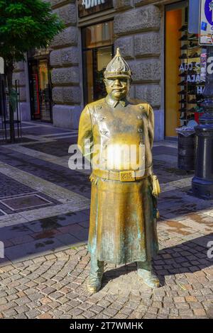 Budapest, Hongrie, 3 novembre 2023 : la statue du gros policier à Budapest, Hongrie Banque D'Images